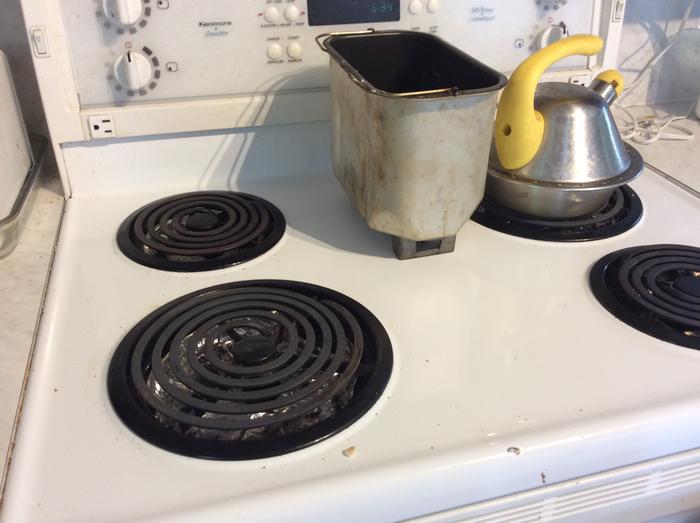 Stove before... doesn’t look too bad but there was a lot of ick under the lid